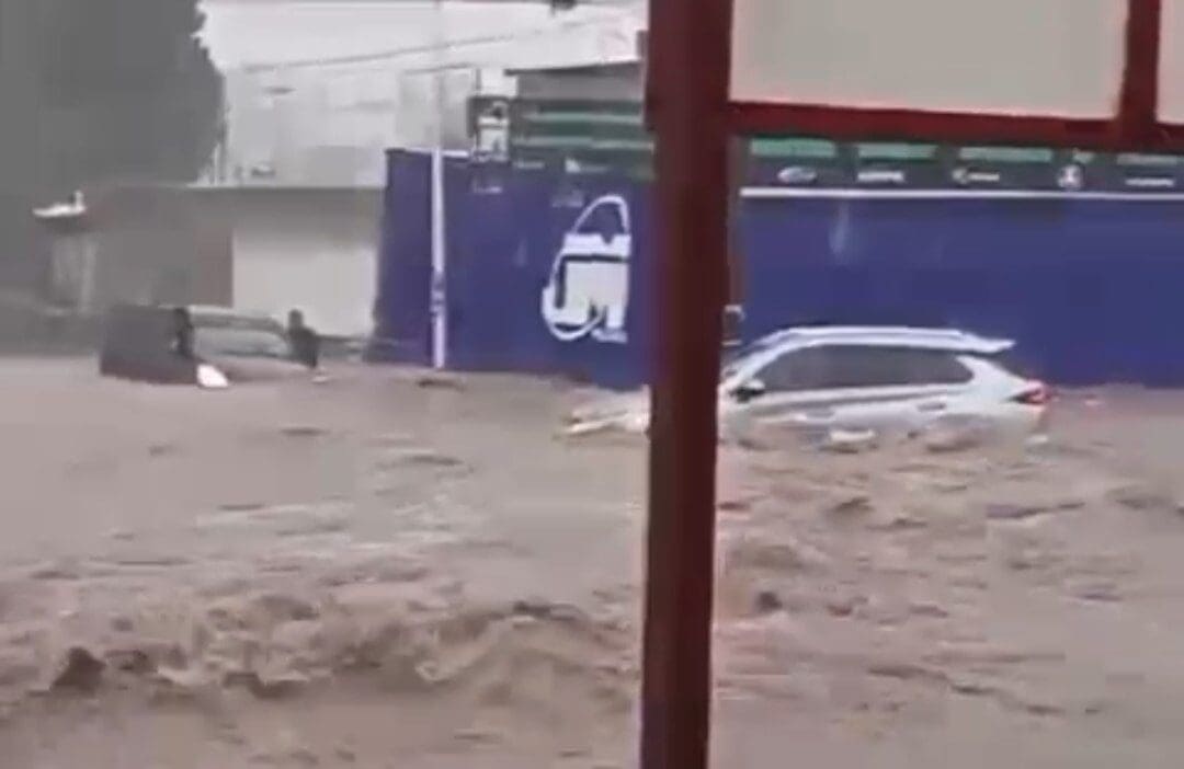 Un video captó el momento en que la corriente arrastró varios vehículos en la colonia Misael Núñez tras las intensas lluvias en Chihuahua.