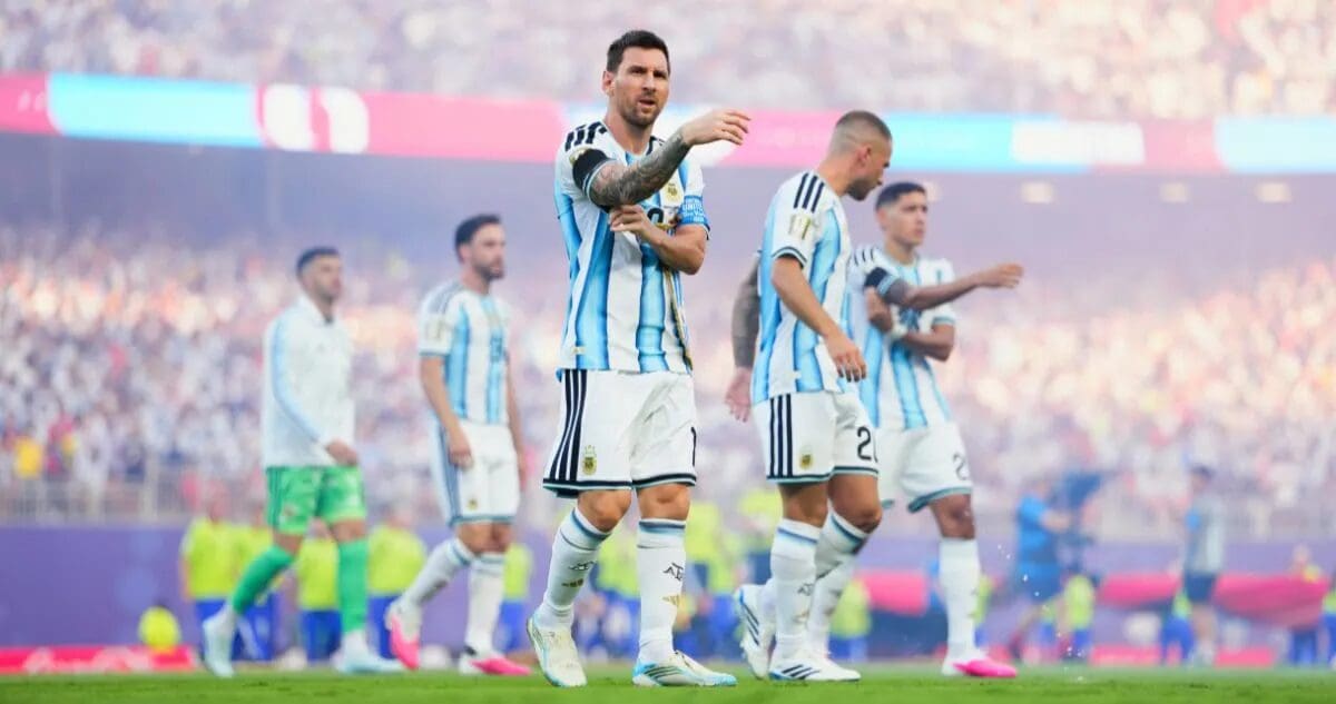 Argentina derrotó 2-1 a Inglaterra con goles de Enzo Fernández y Lautaro Martínez para clasificar a la final del Mundial 2026, donde enfrentará a España.