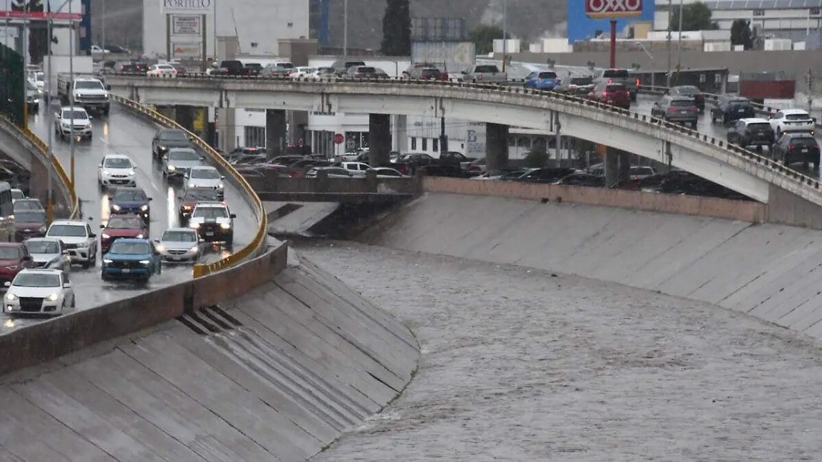 El río Sacramento recuperó parte de su caudal tras las recientes lluvias registradas en Chihuahua, mostrando nuevamente flujo de agua en diversos sectores.