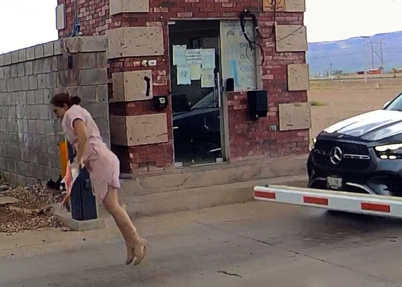 Cámaras de seguridad captaron a una mujer arrancando la pluma de acceso de Residencial Leones tras esperar sin recibir respuesta para ingresar al fraccionamiento.