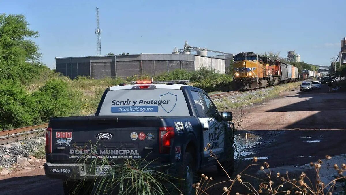 Un hombre murió tras ser arrollado por un tren de carga en la colonia Nombre de Dios, al norte de Chihuahua; autoridades investigan las causas del accidente.