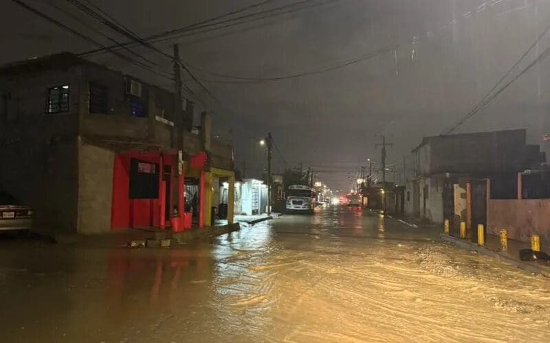 Protección Civil alertó por lluvias moderadas en 30 municipios de Chihuahua y pidió evitar arroyos, calles inundadas y zonas de riesgo durante esta tarde-noche.