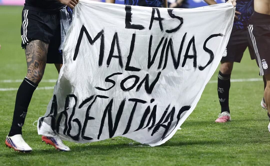 Reino Unido pidió a la FIFA investigar a la selección de Argentina por exhibir una pancarta sobre las Malvinas durante el Mundial 2026.