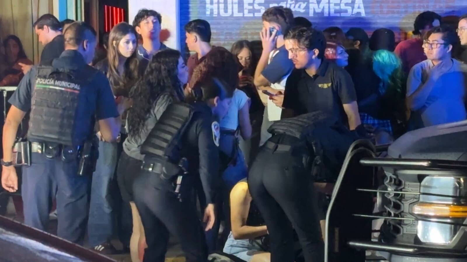 Un video difundido en redes sociales muestra una riña en el centro nocturno La Mexicana, donde presuntamente guardias de seguridad agredieron a varios asistentes.