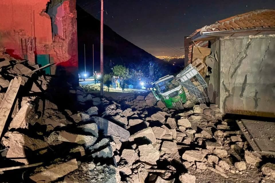 El sismo de magnitud 5.5 en Perú dejó seis muertos, más de 30 heridos y 300 damnificados. Autoridades mantienen labores de rescate y evaluación de daños.