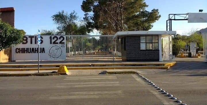 Un salón de eventos fue clausurado durante la graduación del CBTIS 122 tras reportes de consumo excesivo de alcohol y menores intoxicados en Chihuahua.