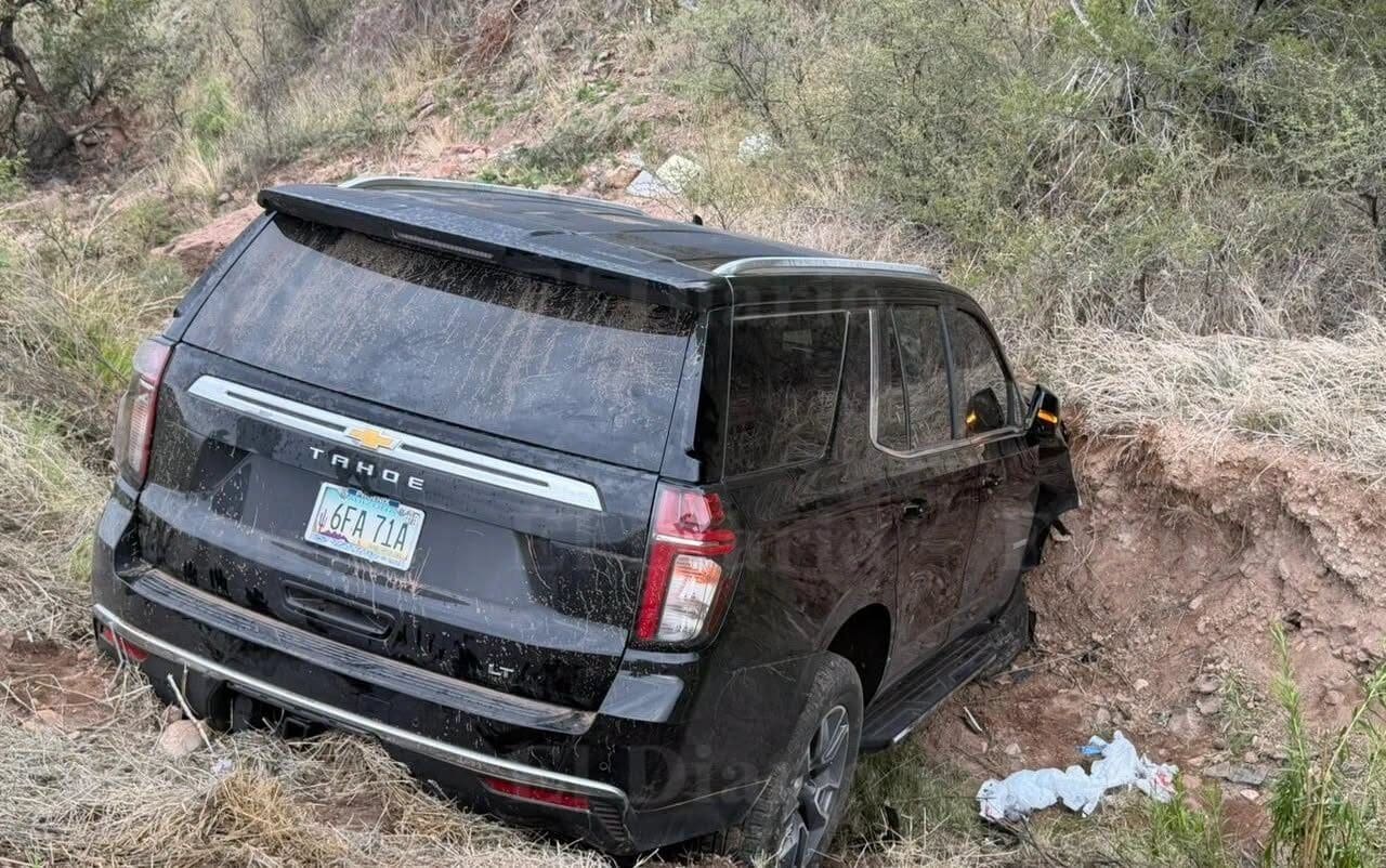 Una camioneta con placas de Arizona fue localizada en un barranco sobre la carretera Nonoava–Chihuahua. Las autoridades desconocen el paradero de sus ocupantes.