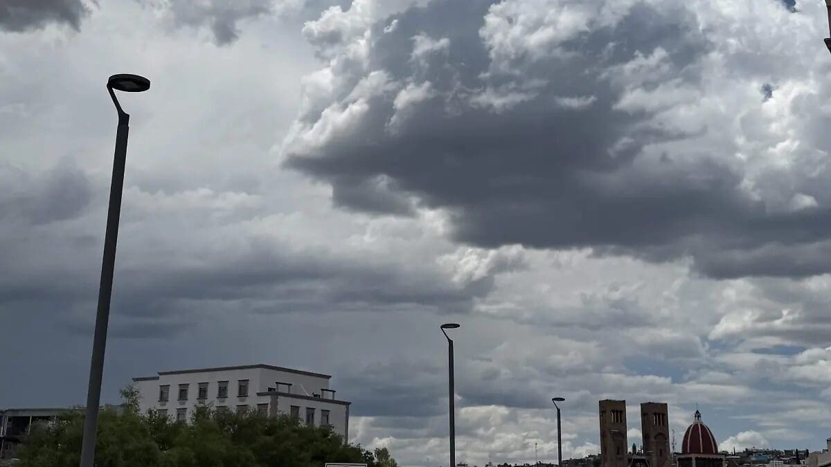 El SMN pronostica lluvias durante la tarde de este viernes en Chihuahua, con una temperatura máxima de 32°C y cielo nublado.