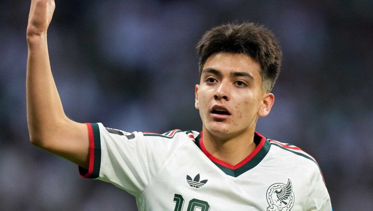Gilberto Mora hizo historia con la Selección Mexicana al convertirse en el segundo jugador más joven en disputar una fase de eliminación directa en un Mundial.