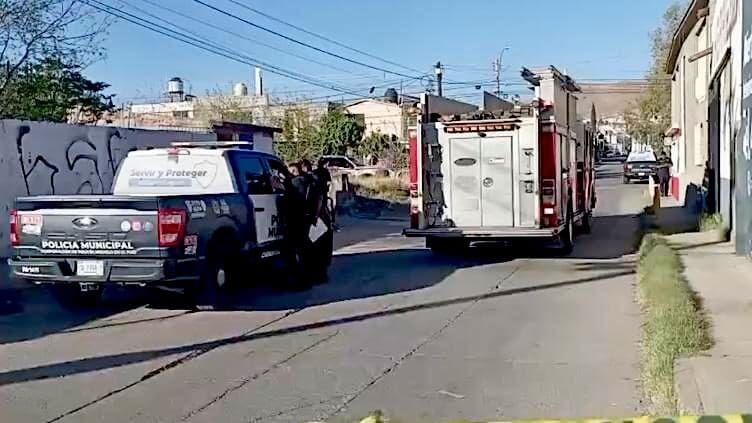 Autoridades localizaron el cuerpo de un hombre en un puente de la colonia Diego Lucero, en Chihuahua. La Fiscalía ya investiga el caso.