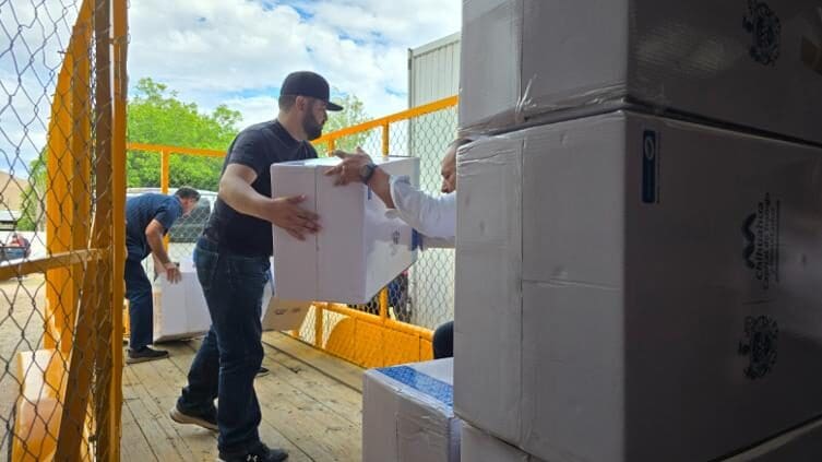 El Gobierno Municipal de Chihuahua inició la entrega de mochilas y kits escolares del programa Mi Bolsa Escolar 2026 para estudiantes de primaria, secundaria y preparatoria.