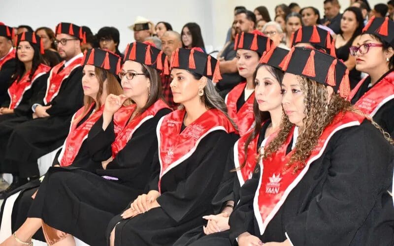 La SEyD entregó cartas de pasante a 35 egresados del Doctorado en Educación, programa realizado entre la Ensech y la Universidad YAAN.