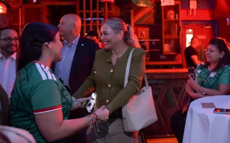 Maru Campos llegó a Londres para participar en la Feria Aeroespacial Farnborough 2026 junto a la delegación mexicana y promover a Chihuahua.