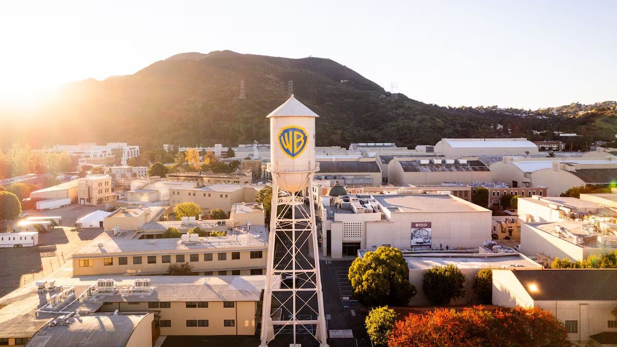 Un juez federal suspendió temporalmente la fusión entre Paramount y Warner Bros. Discovery tras una demanda por presuntas prácticas anticompetitivas.