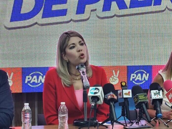 Daniela Álvarez presentó un pliego petitorio para exigir mejoras en el IMSS de Chihuahua y retó a Zoé Robledo a un debate público.