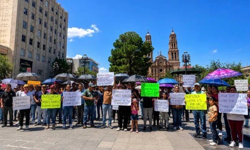 Vecinos del Oriente de Chihuahua se manifestaron frente a la Presidencia Municipal para exigir una audiencia con Marco Bonilla y solicitar solución a la entrega de terrenos.