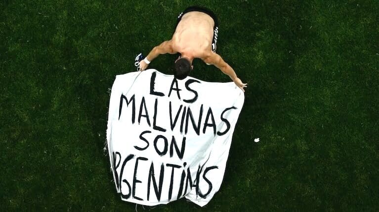La polémica por la manta Las Malvinas son Argentinas llevó a exigir el retiro de visas a futbolistas argentinos que juegan en la Premier League.