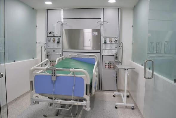 Una enfermera fue vinculada a proceso en Querétaro por presuntamente hacerse pasar por doctora y realizar una amputación que terminó con la pérdida de la pierna de un paciente.