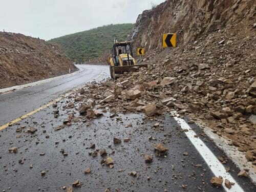 La SICT retiró rocas y tierra de la carretera Bavispe-Nuevo Casas Grandes tras los deslaves provocados por las recientes lluvias entre Chihuahua y Sonora.