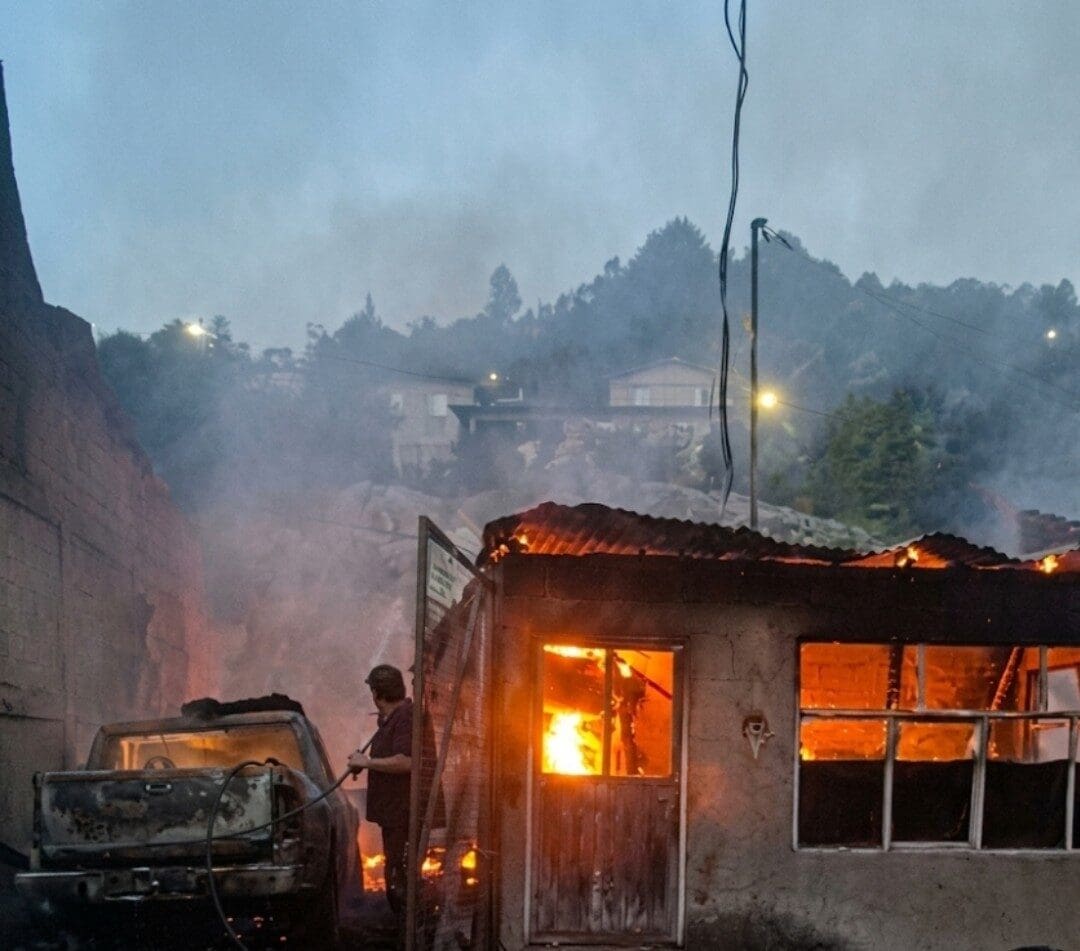 Un incendio consumió al menos tres viviendas en Guadalupe y Calvo durante la madrugada; autoridades investigan el origen del siniestro.