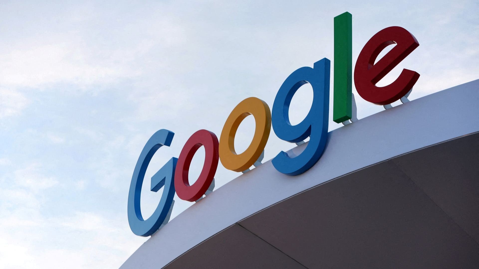 La Unión Europea impuso una multa de mil millones de dólares a Google por favorecer sus servicios y violar la Ley de Mercados Digitales.