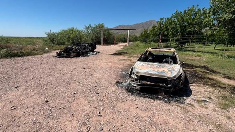 Autoridades localizaron dos vehículos calcinados con impactos de bala tras una balacera registrada en el camino a San Ignacio; el caso permanece bajo investigación.
