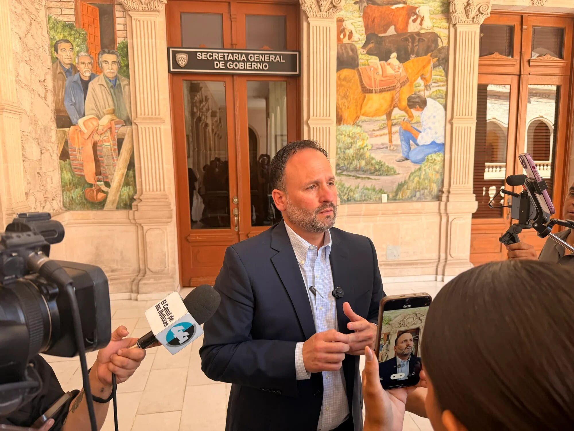 Santiago de la Peña respondió a Cuauhtémoc Estrada, defendió su identidad como chihuahuense y citó el artículo 18 de la Constitución de Chihuahua.