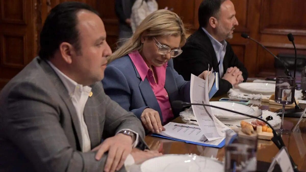 Maru Campos sostuvo una reunión privada con diputados locales del PAN en Palacio de Gobierno; Alfredo Chávez canceló su agenda para asistir.
