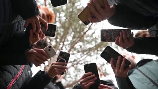 La Comisión Europea acusa a TikTok de incumplir la Ley de Servicios Digitales al exponer la privacidad de menores. La plataforma podría enfrentar una multa millonaria.