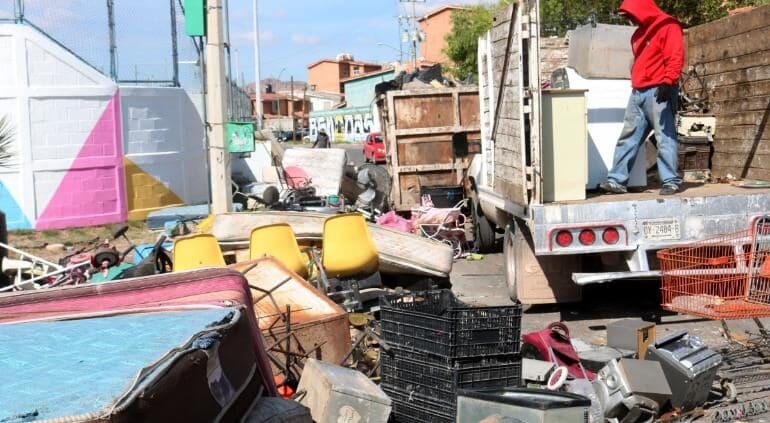 El Mega Destilichadero retiró 32 toneladas de basura y residuos voluminosos en la colonia Chihuahua 2000 durante un operativo de Servicios Públicos Municipales.