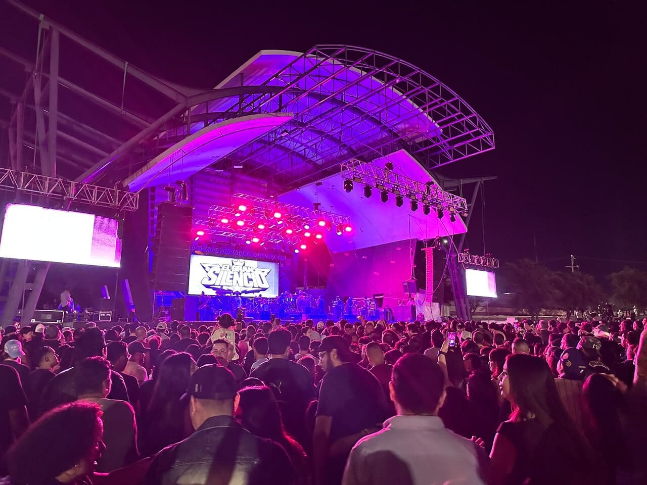 El Gran Silencio reunió a más de 5 mil personas en el XV Unión Biker Fest de Chihuahua con un concierto lleno de energía, slam y sus más grandes éxitos.