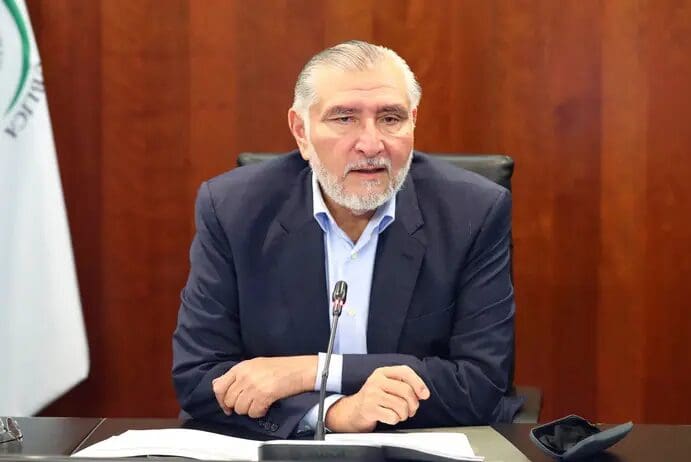 El senador Adán Augusto López lleva tres semanas sin asistir al Congreso. Su ausencia generó rumores sobre su visa a EU y derivó en cambios internos en el Senado, donde comenzaron a desvincularse de sus colaboradores más cercanos.