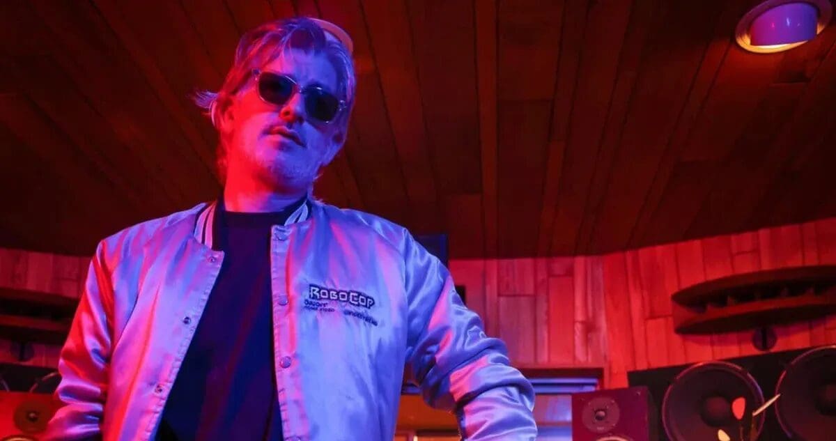 El DJ francés Kavinsky, autor del éxito “Nightcall” de la película Drive, fue encontrado sin vida en París. Las autoridades investigan las causas de su fallecimiento.