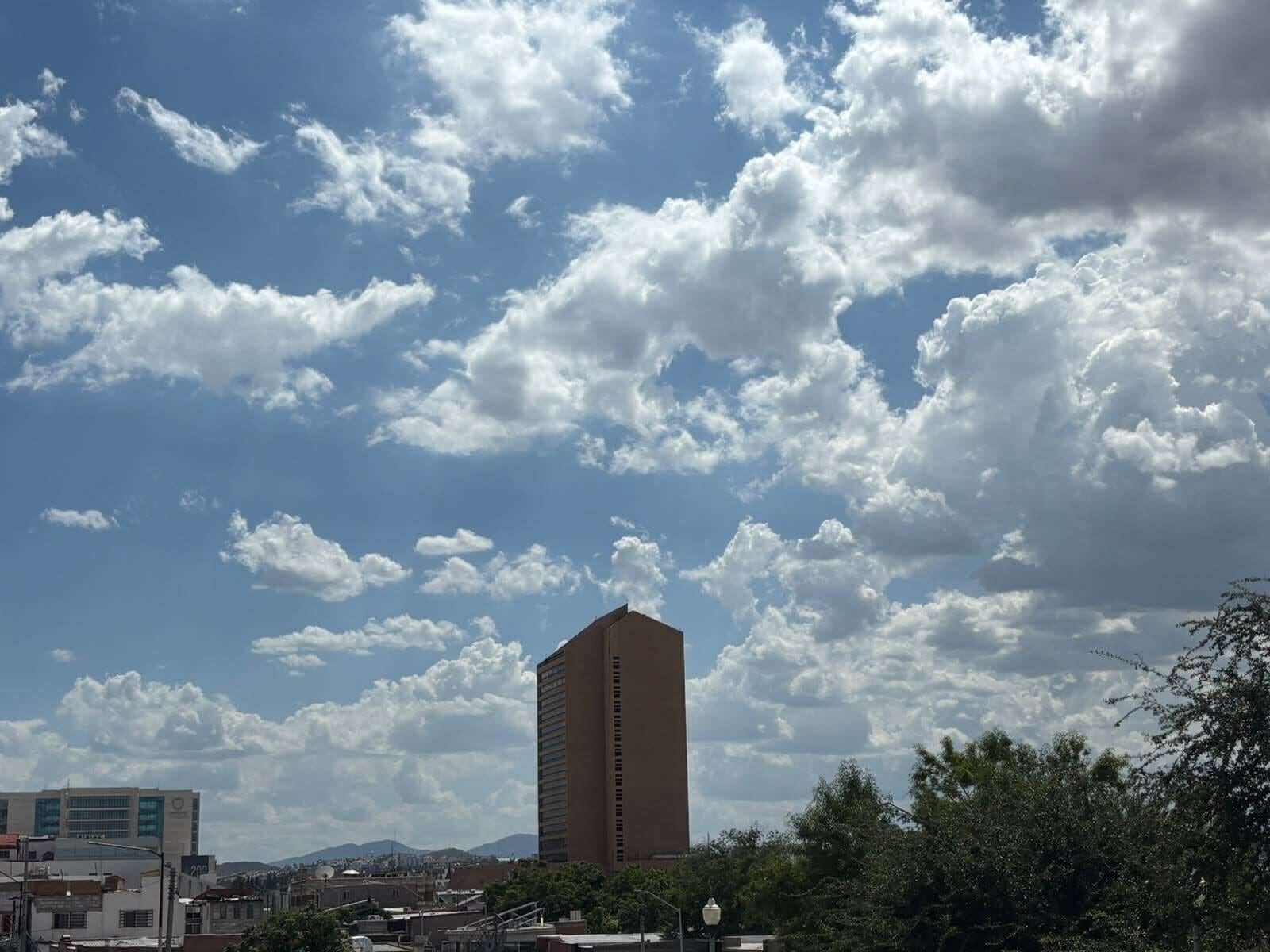 La CEPC pronostica una máxima de 36°C en Chihuahua capital, mientras la onda de calor y el monzón mexicano provocarán lluvias fuertes en la Sierra.