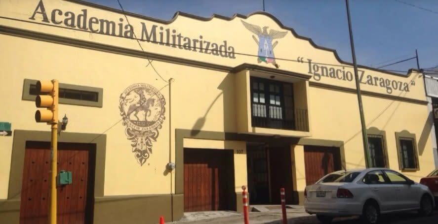La SEP ordenó cerrar escuelas militarizadas y revisar permisos tras el caso Dafne Zapata. La medida aplicará antes del ciclo escolar 2026-2027.