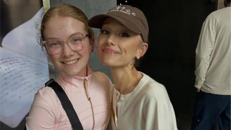 Ariana Grande fue fotografiada junto a fans en Montreal y las imágenes reavivaron el debate en redes sociales sobre su apariencia física.