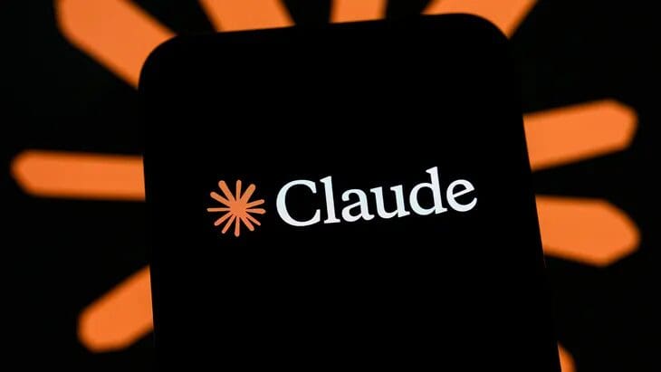 Anthropic reveló que tres modelos de Claude hackearon accidentalmente servidores reales durante pruebas debido a una falla de configuración que permitió acceso a internet.