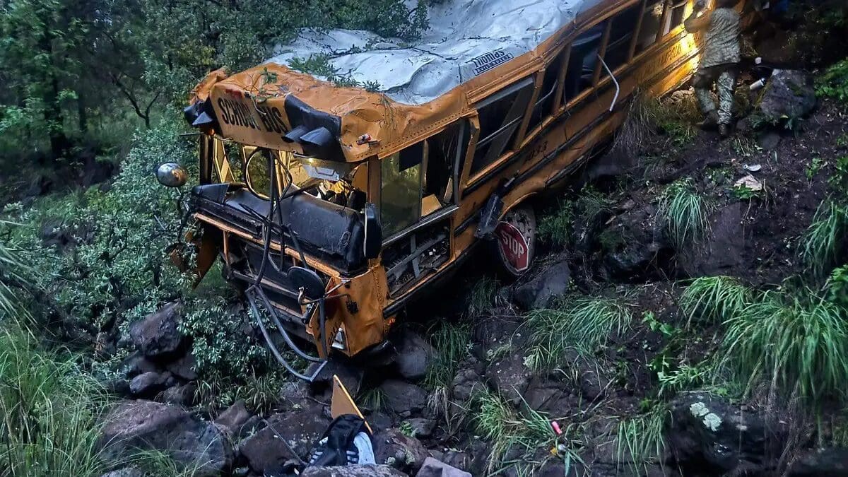 Gobierno del Estado confirmó la muerte de una adolescente de 16 años tras el accidente de un camión en Madera y aseguró apoyo médico para los lesionados.