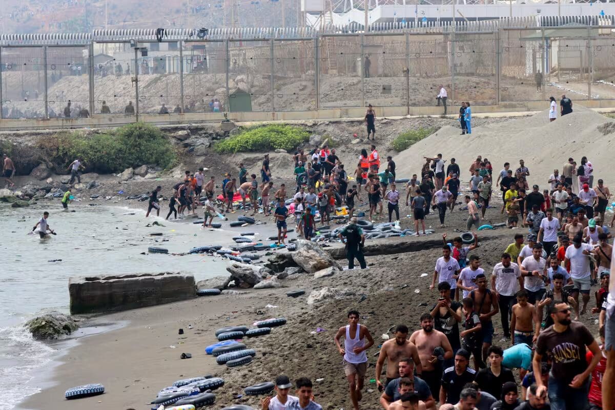 Ceuta enfrenta una crisis migratoria con miles de personas recorriendo la ciudad, afectaciones viales, operativos de seguridad y cierres de comercios.