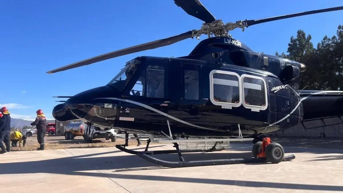 Un helicóptero Bell 412 se desplomó en la provincia de San Juan, Argentina, dejando siete personas fallecidas. Las autoridades investigan las causas del accidente.