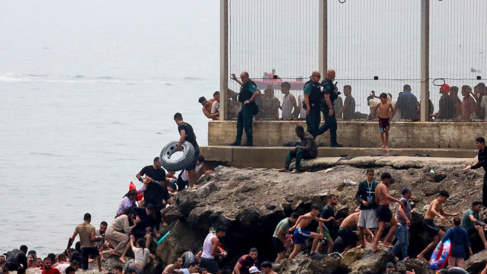 Ceuta enfrenta un nuevo ingreso masivo de migrantes desde Marruecos; autoridades solicitan declarar el estado de emergencia y desplegar al Ejército.