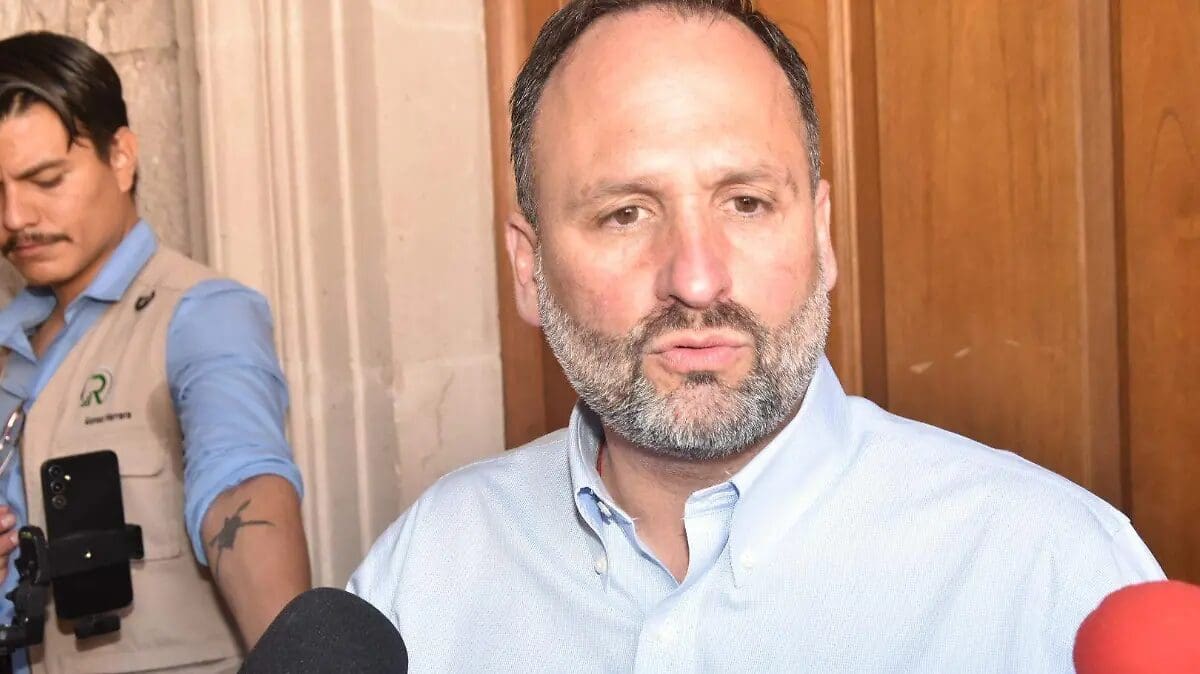 Santiago de la Peña destacó que el transporte público moderno fortalece la competitividad de Chihuahua durante una reunión con DESEC.