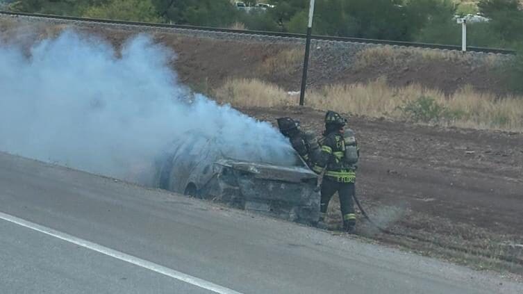 Un automóvil Chevrolet fue consumido por un incendio en la carretera Chihuahua–Cuauhtémoc. El conductor logró ponerse a salvo y no hubo lesionados.