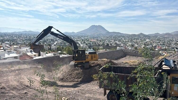 El Gobierno Municipal supervisa la demolición controlada del muro en Herradura La Salle para garantizar la seguridad durante los trabajos.