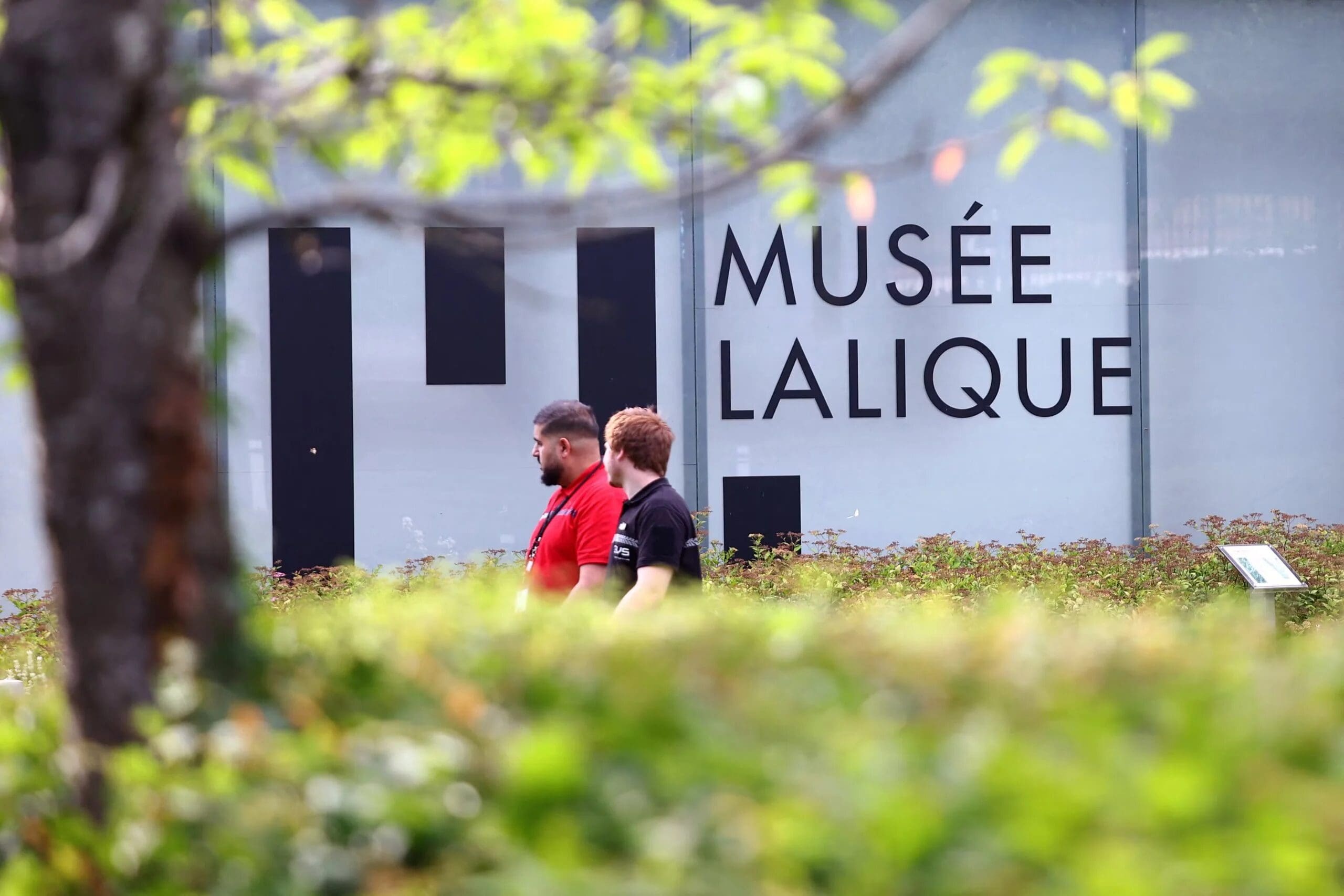 Un grupo de ladrones robó cerca de 20 piezas de joyería del Museo Lalique en Francia, con un valor superior a los 4.5 millones de dólares.