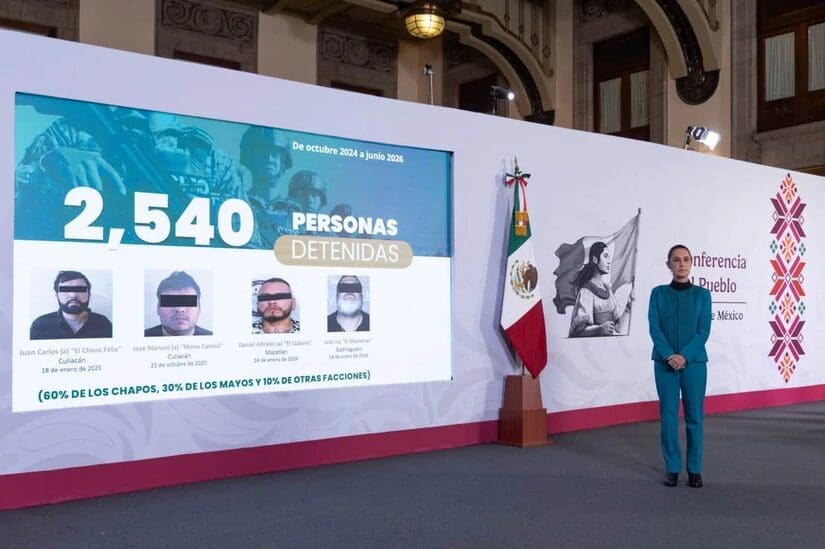 Claudia Sheinbaum cuestionó la versión de Ken Salazar sobre la captura de "El Mayo" Zambada y pidió esclarecer la participación del FBI.