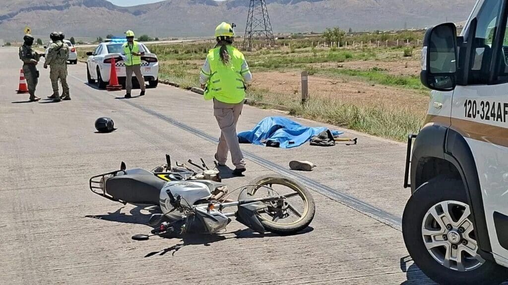 Un motociclista murió tras un presunto choque con un tráiler en el Libramiento Oriente de Chihuahua. Autoridades investigan las causas del accidente.