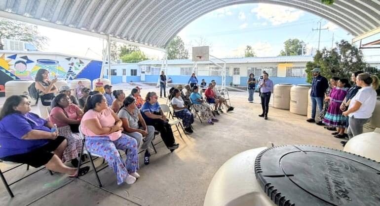 La JMAS de Chihuahua entregó 15 tinacos a familias de asentamientos tarahumaras para fortalecer el acceso al agua potable durante la temporada de calor.
