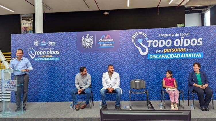 Marco Bonilla encabezó la entrega de 200 aparatos auditivos a través del programa Todo Oídos, impulsado por el Gobierno Municipal de Chihuahua.