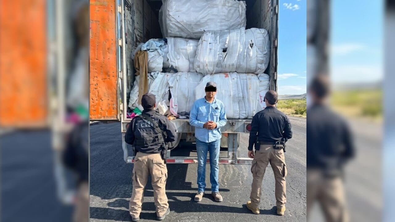 Agentes federales detuvieron en Samalayuca a un hombre que transportaba tres vehículos extranjeros y cinco pacas de ropa sin documentos de importación.